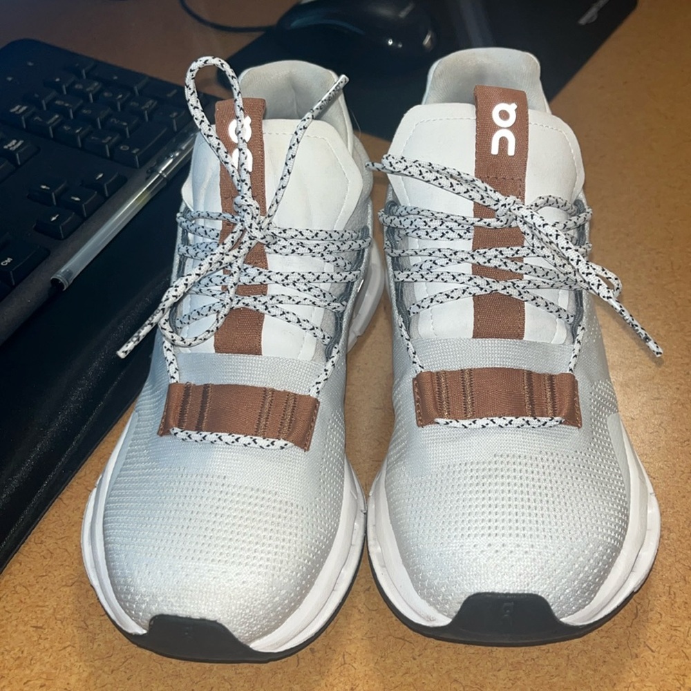 Like new size 5 On Cloud Nova